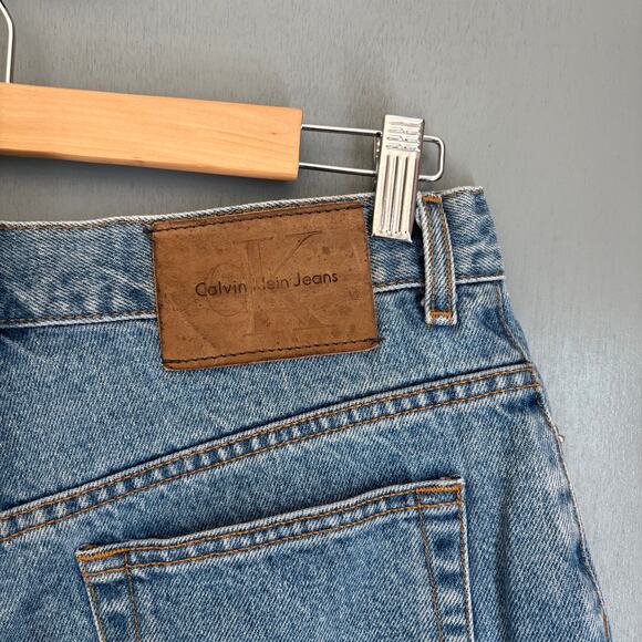 CK CALVIN KLEIN JEANS Women's 9 Button Fly Easy Fit Light Wash Denim Shorts - Picture 3 of 11